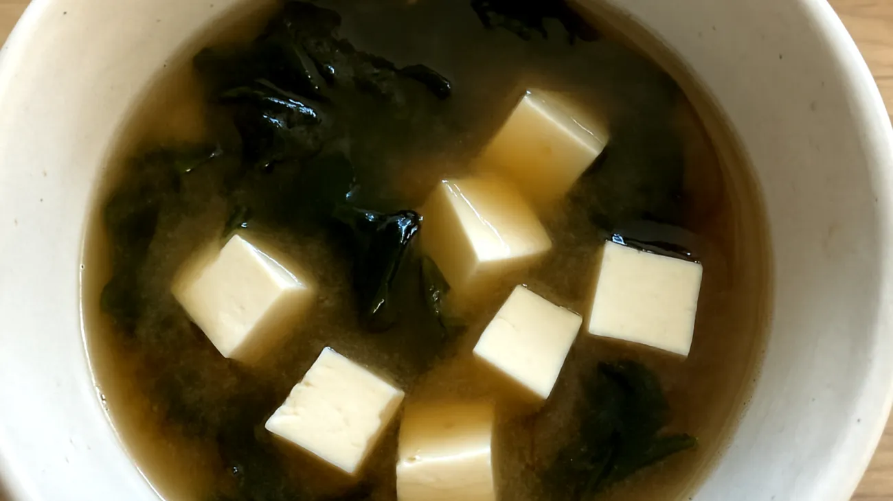 Miso-Suppe mit Wakame-Algen und Silken-Tofu"